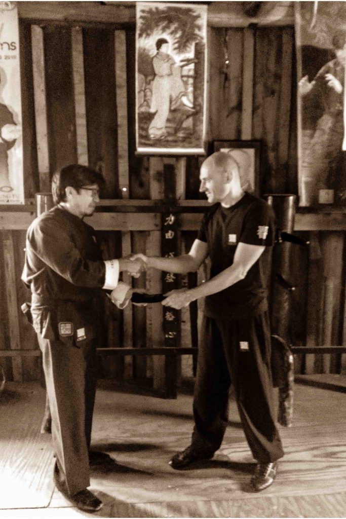Randy Williams remettant la ceinture noire CRCA Wing Chun à Philippe Leroux